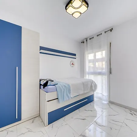In With Stunning Beachfront Views Apartmán *